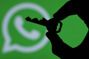LONDON, İngiltere - 29 Mart 2017: Anahtar siluetli Whatsapp simgesi