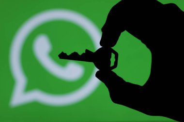 LONDON, İngiltere - 29 Mart 2017: Anahtar siluetli Whatsapp simgesi