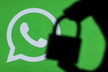 LONDON, İngiltere - 29 Mart 2017: Asma kilit silueti olan Whatsapp simgesi