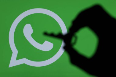 LONDON, İngiltere - 29 Mart 2017: Anahtar siluetli Whatsapp simgesi