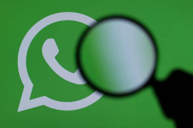 LONDON, İngiltere - 29 Mart 2017: Whatsapp simgesi mikroskop altında