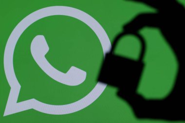 LONDON, İngiltere - 29 Mart 2017: Asma kilit silueti olan Whatsapp simgesi