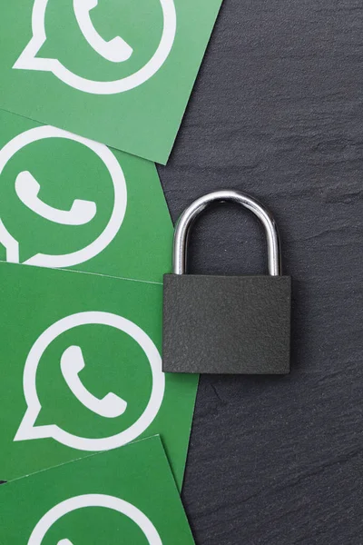 LONDÝN, UK - Březen 29 2017: WhatsApp logo sociálních médií s bezpečnostním zámkem — Stock fotografie