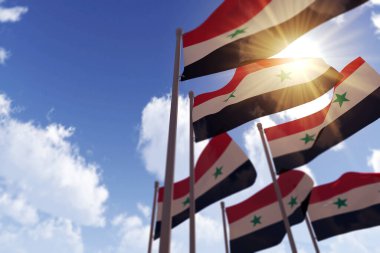 Suriye bayrakları mavi gökyüzüne karşı rüzgarda dalgalanıyor. 3B Hazırlama
