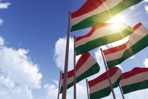 Bandeiras da Hungria acenando ao vento contra um céu azul. Renderização 3D — Fotografia de Stock