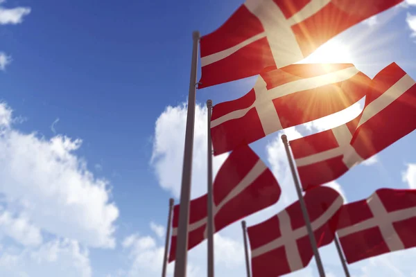 Bandeiras da Dinamarca acenando ao vento contra um céu azul. Renderização 3D — Fotografia de Stock