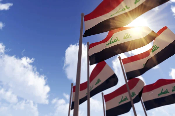 Flagi Iraku machają na wietrze nad błękitnym niebem. Renderowanie 3D — Zdjęcie stockowe