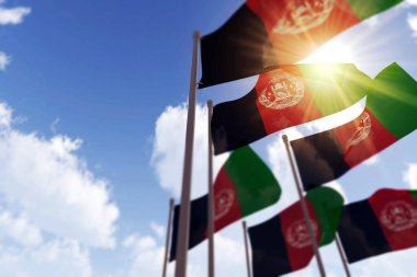 Afganistan bayrakları mavi gökyüzüne karşı rüzgarda dalgalanıyor. 3B Hazırlama