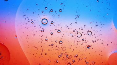 Kabarcıklı soyut renkli makro yağ ve su arkaplanı.