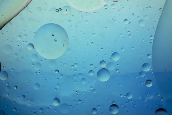 Abstrakt färgstark kreativ makro olja och vatten bakgrund med bubblor. — Stockfoto