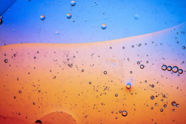 Kabarcıklı soyut renkli makro yağ ve su arkaplanı.
