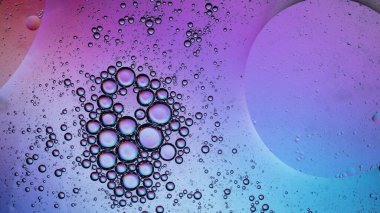 Kabarcıklı soyut renkli makro yağ ve su arkaplanı.