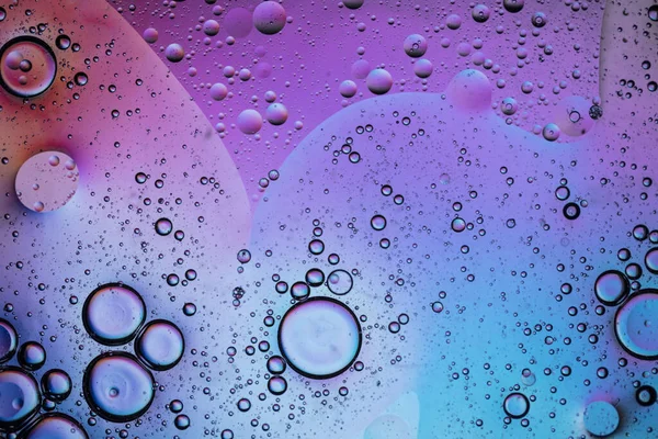 Abstraktes farbenfrohes, kreatives Makroöl und Wasserhintergrund mit Blasen. — Stockfoto