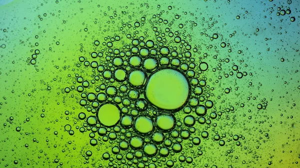 Abstract kleurrijke creatieve macro olie en water achtergrond met bubbels. — Stockfoto