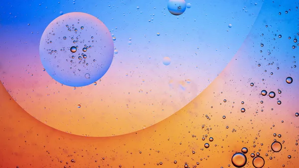 Abstrakt färgstark kreativ makro olja och vatten bakgrund med bubblor. — Stockfoto