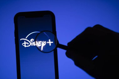 LONDON, İngiltere - 17 Nisan 2020: Disney yayın servis logosu mikroskop altında