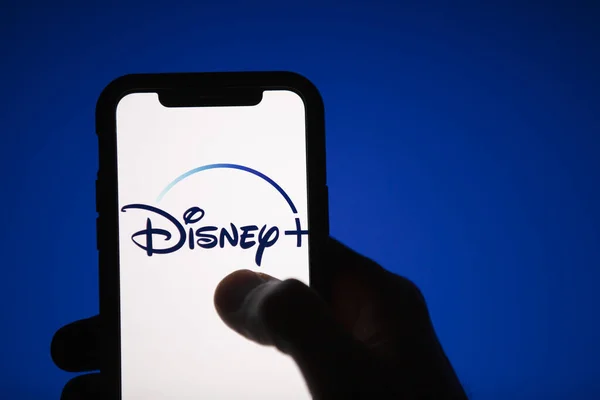 LONDRES, Reino Unido - 17 de abril de 2020: Disney más el logotipo del servicio de streaming en un teléfono inteligente — Foto de Stock