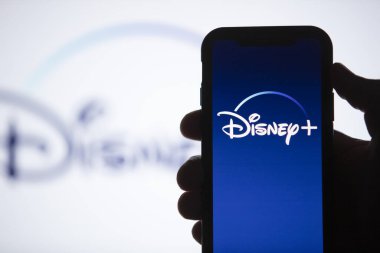 LONDON, İngiltere - 17 Nisan 2020: Disney + akıllı telefondan yayın servis logosu