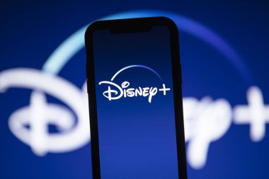 LONDON, İngiltere - 17 Nisan 2020: Disney + akıllı telefondan yayın servis logosu