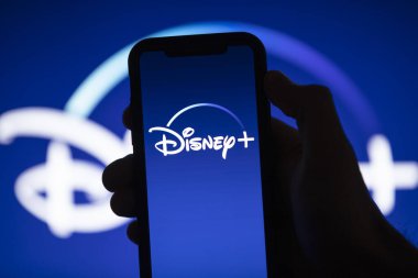 LONDON, İngiltere - 17 Nisan 2020: Disney + akıllı telefondan yayın servis logosu