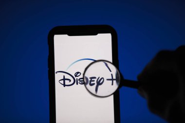 LONDON, İngiltere - 17 Nisan 2020: Disney yayın servis logosu mikroskop altında