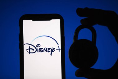 LONDON, İngiltere - 17 Nisan 2020: Disney yayın servis logosu güvenlik asma kilidi