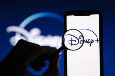 LONDON, İngiltere - 17 Nisan 2020: Disney yayın servis logosu mikroskop altında