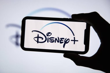 LONDON, İngiltere - 17 Nisan 2020: Disney + akıllı telefondan yayın servis logosu