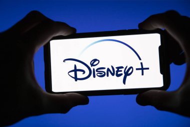 LONDON, İngiltere - 17 Nisan 2020: Disney + akıllı telefondan yayın servis logosu