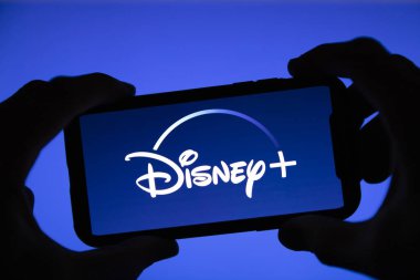 LONDON, İngiltere - 17 Nisan 2020: Disney + akıllı telefondan yayın servis logosu