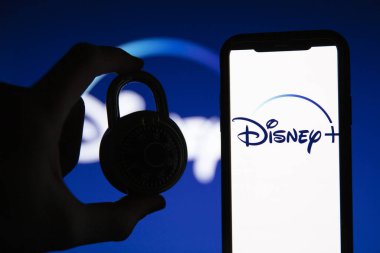 LONDON, İngiltere - 17 Nisan 2020: Disney yayın servis logosu güvenlik asma kilidi