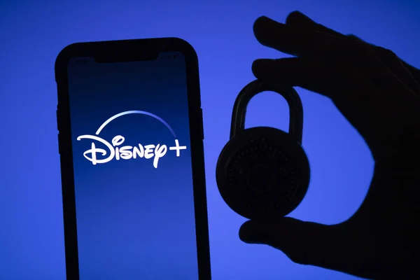 LONDON, Egyesült Királyság - Április 17 2020: Disney streaming szolgáltatás logó biztonsági lakattal — Stock Fotó