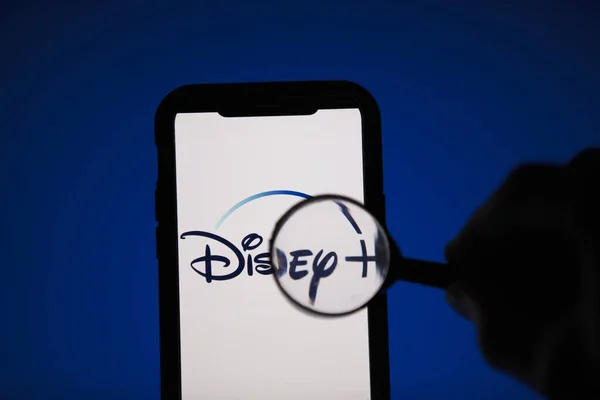 LONDRA, Regno Unito - 17 aprile 2020: logo del servizio di streaming Disney al microscopio — Foto Stock