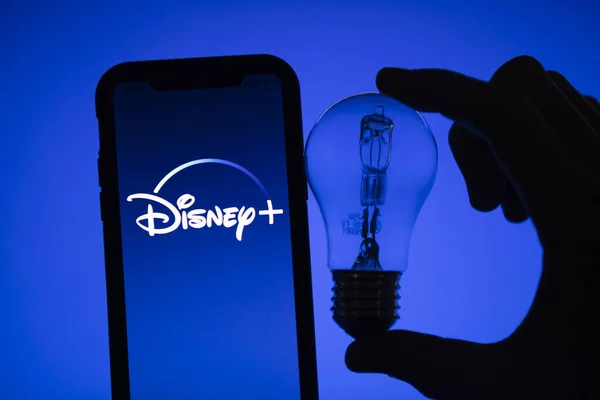 LONDRES, Reino Unido - 17 de abril de 2020: Disney más el logotipo del servicio de streaming en un teléfono inteligente —  Fotos de Stock