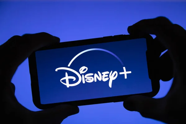 LONDON, Storbritannien - 17 april 2020: Disney plus streamingtjänstlogotyp på en smartphone — Stockfoto