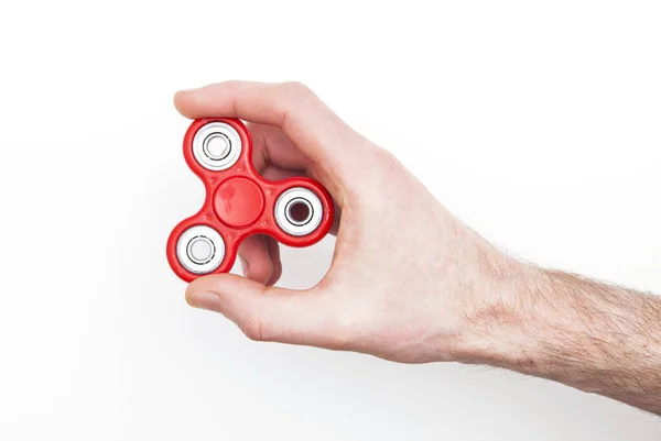 Mão masculina segurando brinquedo spinner fidget popular — Fotografia de Stock
