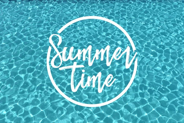 Fondo de la piscina azul claro con mensaje de hora de verano —  Fotos de Stock