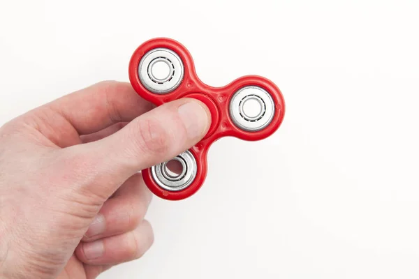 Mão masculina segurando brinquedo spinner fidget popular — Fotografia de Stock