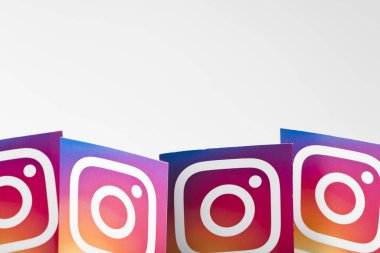OXFORD, İngiltere - 22 AĞUSTOS 2018: Kağıda basılmış Instagram logoları koleksiyonu.