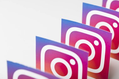 OXFORD, İngiltere - 22 AĞUSTOS 2018: Kağıda basılmış Instagram logoları koleksiyonu.