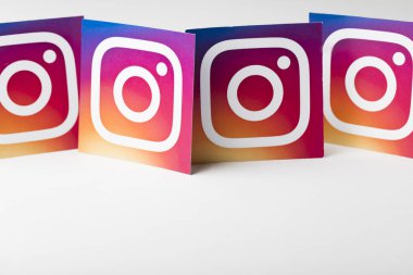 OXFORD, İngiltere - 22 AĞUSTOS 2018: Kağıda basılmış Instagram logoları koleksiyonu.