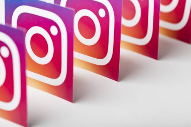 OXFORD, İngiltere - 22 AĞUSTOS 2018: Kağıda basılmış Instagram logoları koleksiyonu.