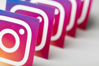 OXFORD, İngiltere - 22 AĞUSTOS 2018: Kağıda basılmış Instagram logoları koleksiyonu.