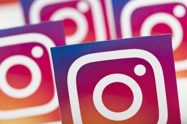 OXFORD, İngiltere - 22 AĞUSTOS 2018: Kağıda basılmış Instagram logoları koleksiyonu.
