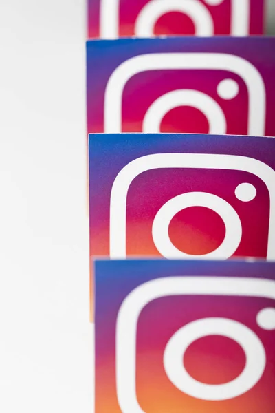 OXFORD, İngiltere - 22 AĞUSTOS 2018: Kağıda basılmış Instagram logoları koleksiyonu. — Stok fotoğraf