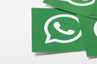 OXFORD, İngiltere - 21 Şubat 2017: Whatsapp sosyal medya mesaj logosu kağıda basıldı