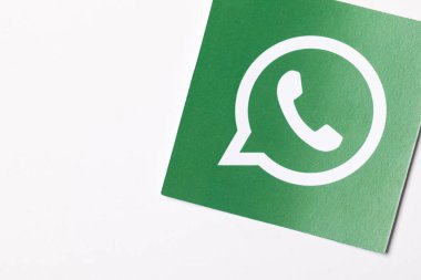 OXFORD, İngiltere - 21 Şubat 2017: Whatsapp sosyal medya mesaj logosu kağıda basıldı
