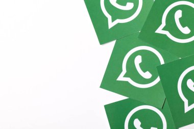 OXFORD, İngiltere - 21 Şubat 2017: Whatsapp sosyal medya mesaj logosu kağıda basıldı