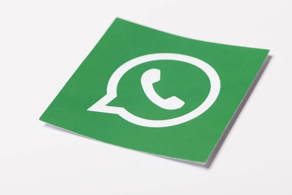 OXFORD, Royaume-Uni - 21 février 2017 : Logo de messagerie sur les médias sociaux Whatsapp imprimé sur papier — Photo