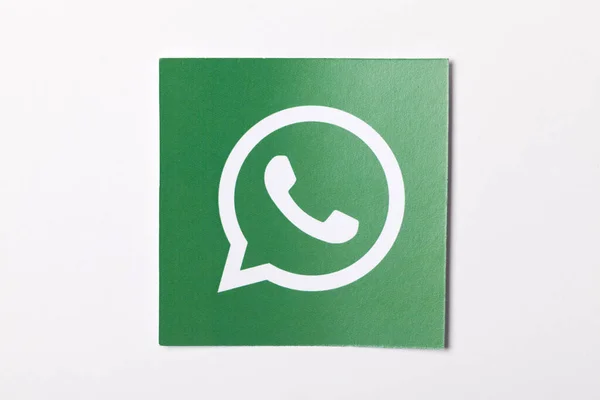 OXFORD, Reino Unido - FEB 21 2017: Whatsapp logotipo de mensagens de mídia social impresso em papel — Fotografia de Stock